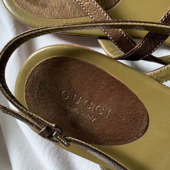 Gucci genuine leather T-strap sandals with buckle closure - Picture 9 of 10
